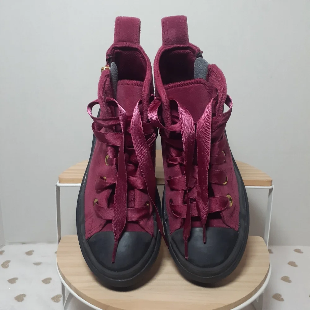 🔥3/$70 🎉S-HP🎉 Converse Girls Hi-Top Sneakers